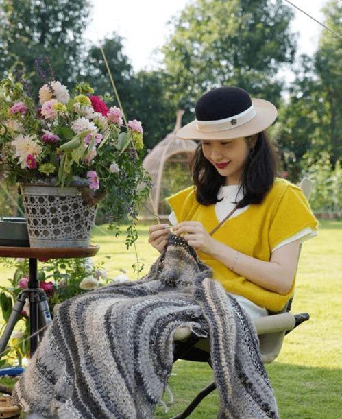 三十万男网红吃瓜,共同探讨娱乐圈最新瓜料